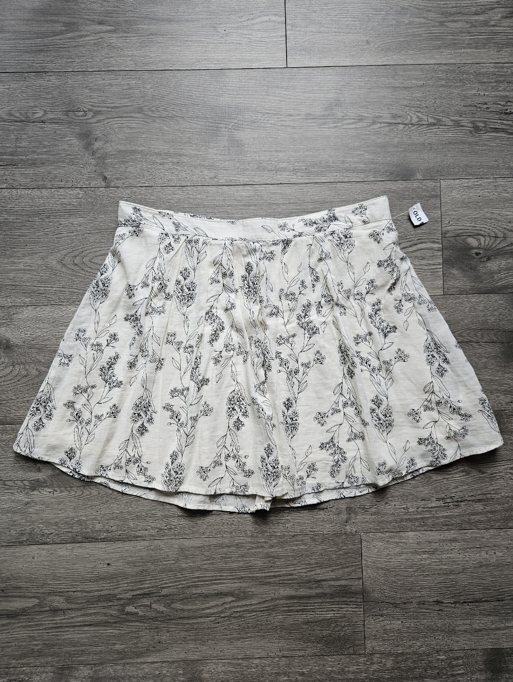 4/$20 Old Navy Floral Mini Skirt - NWT. - Large